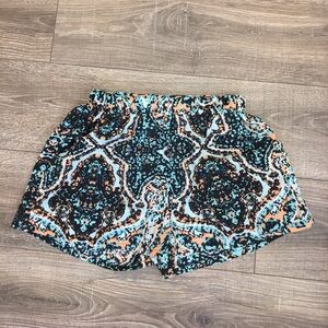 Tyche Shorts with Abstract Print and side pockets Size MEDIUM
